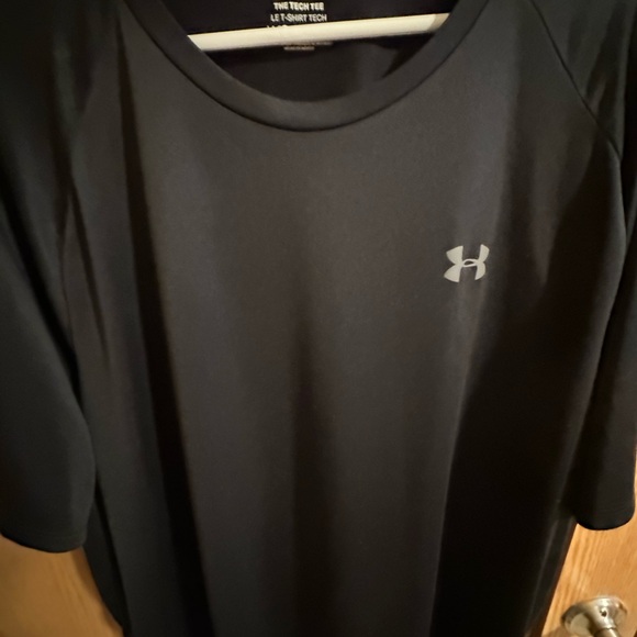 Under Armour Men's Black Shirt - Picture 4 of 5